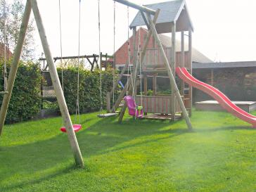 Houten schommel en speeltoren met glijbaan
